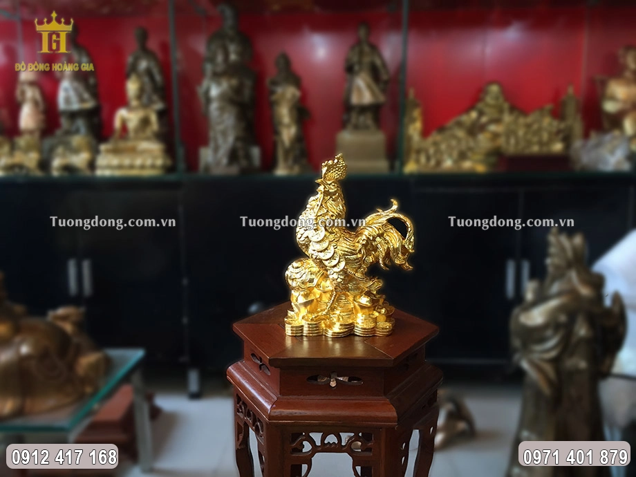 Tượng gà đúc đứng trên đống tiền